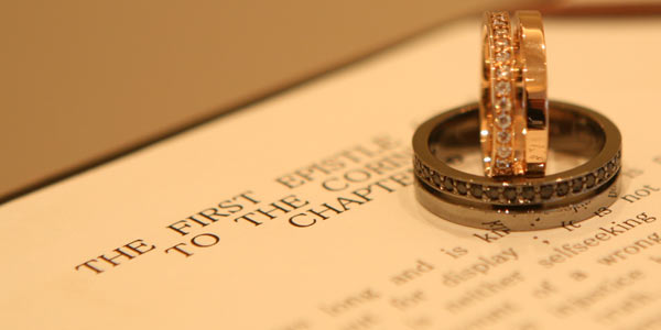 祭壇の上の結婚証明書とマリッジリング