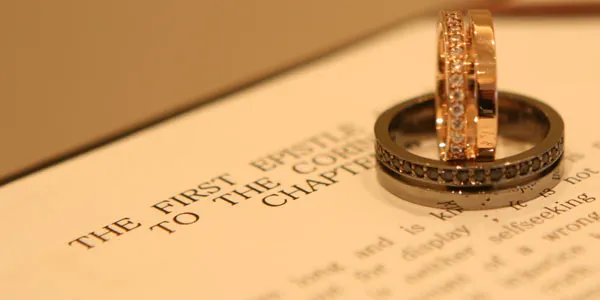 祭壇の上の結婚証明書とマリッジリング