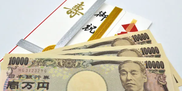 結婚式のご祝儀袋と新札のイメージ